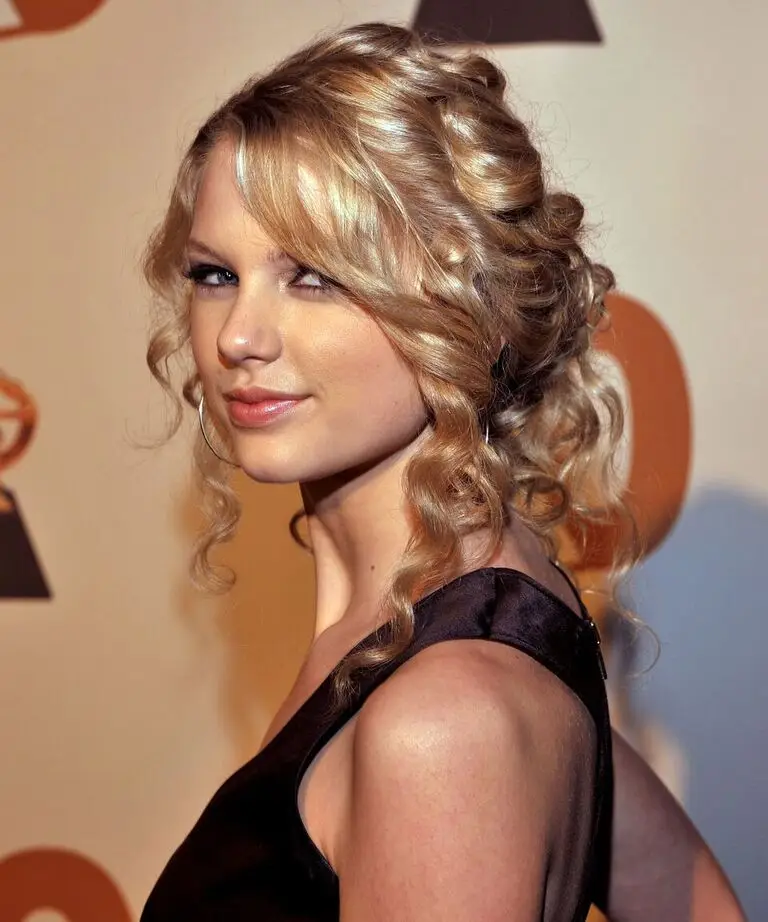 Taylor Swift No Makeup Photos Are Examples Of Real Beauty