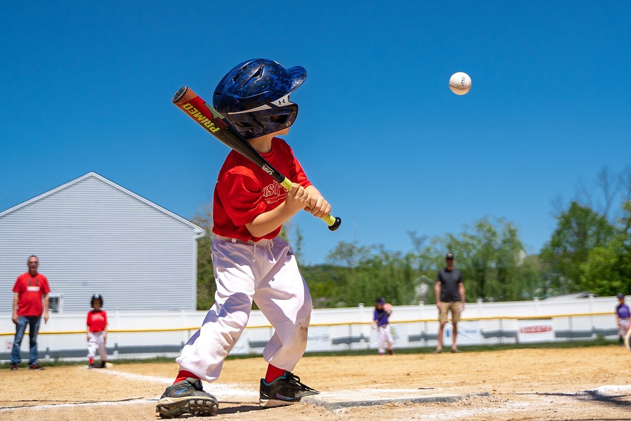 Мальчик играет в Бейсбол. Бейсбол в одной картине. Children's Baseball Team. Kid Baseball Team. Little player